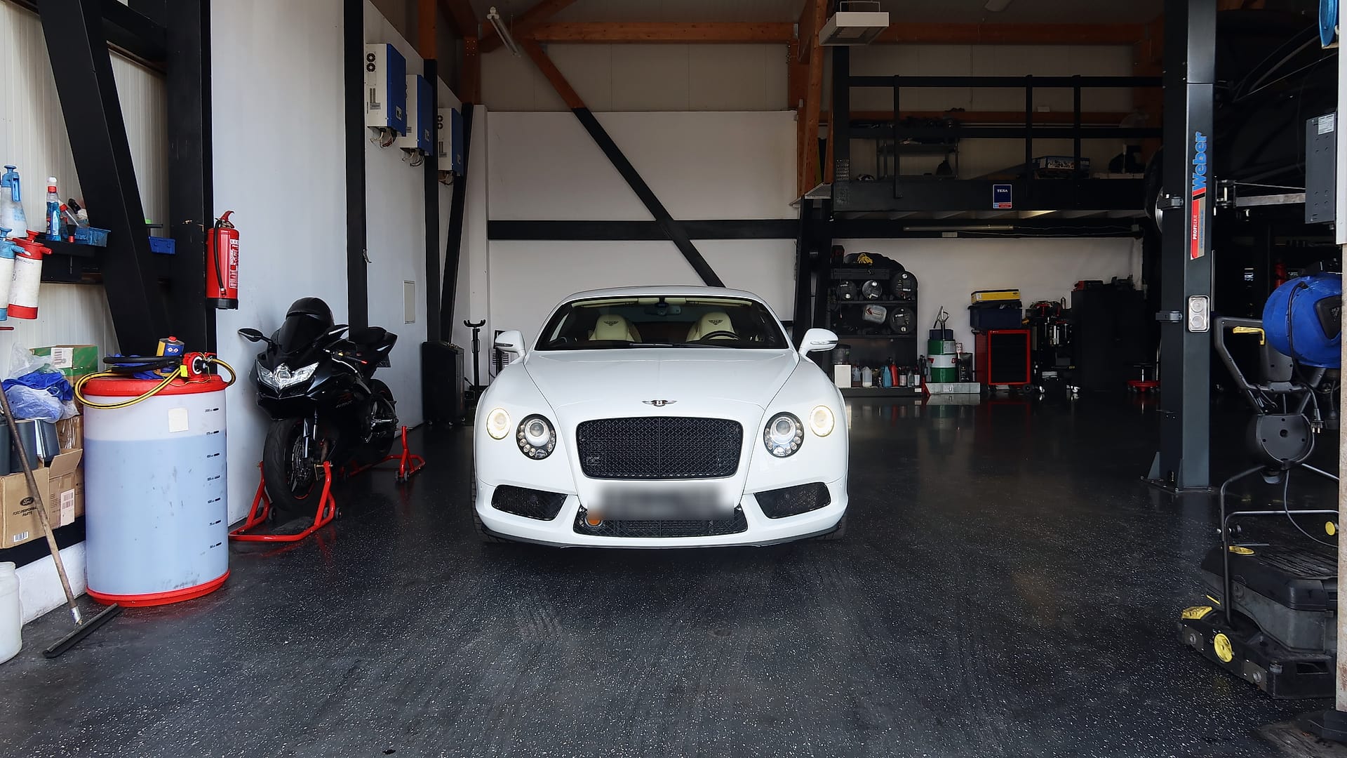 Ein weißer Bentley Continental GT steht in der Halle des Autohauses