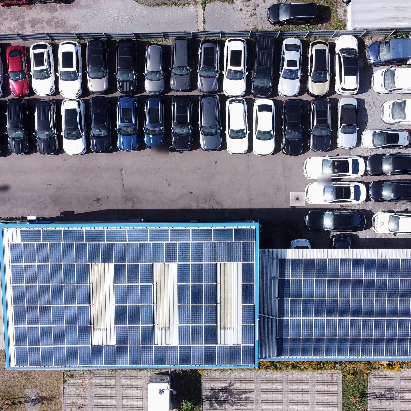 Luftbild des Hofs an der Luigstraße: Halle mit Photovoltaik-Dach, davor die Fahrzeugreihen