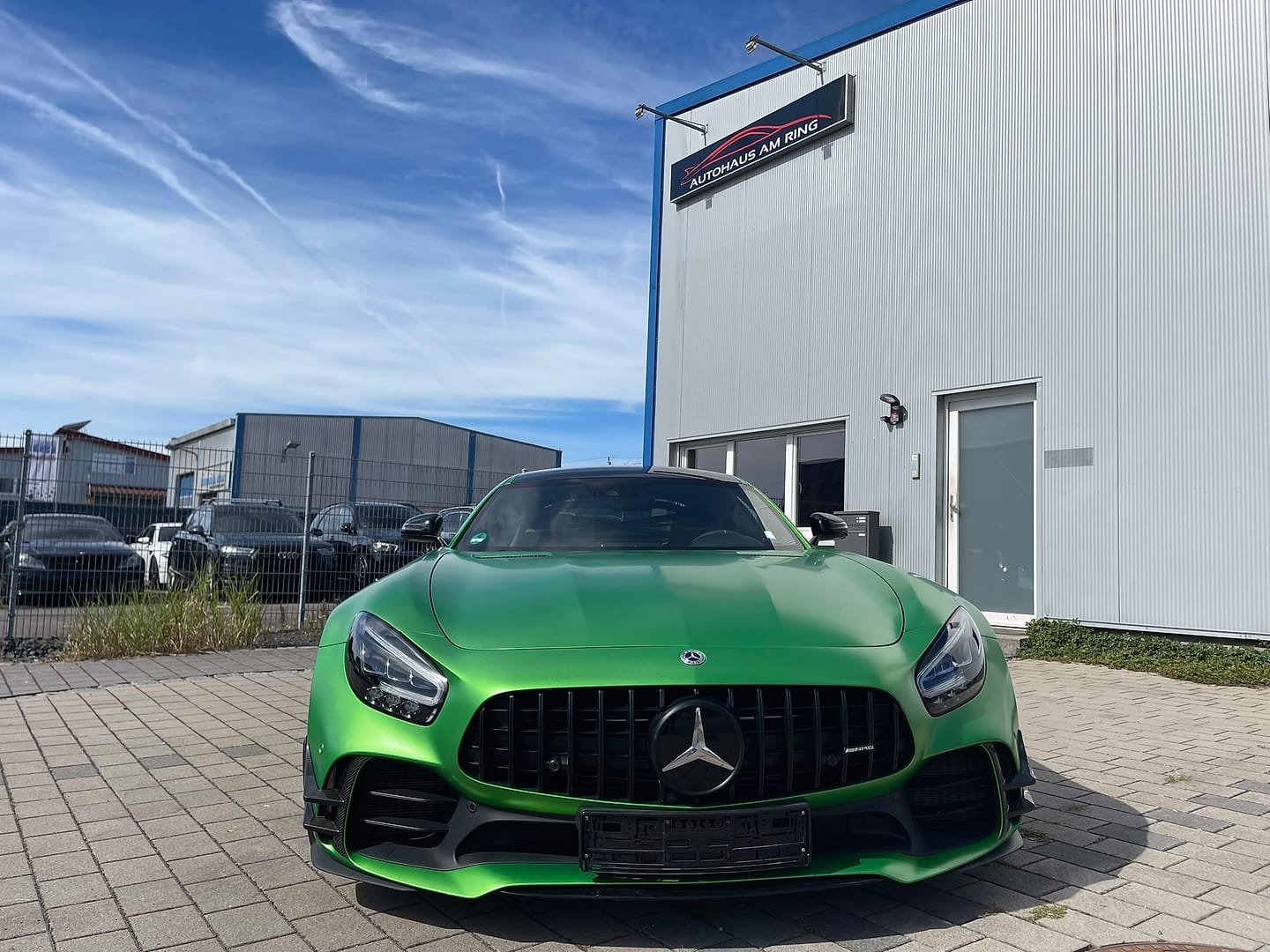 Mercedes-AMG GT R in Grün, schräg von vorn, vor der Halle in Illingen