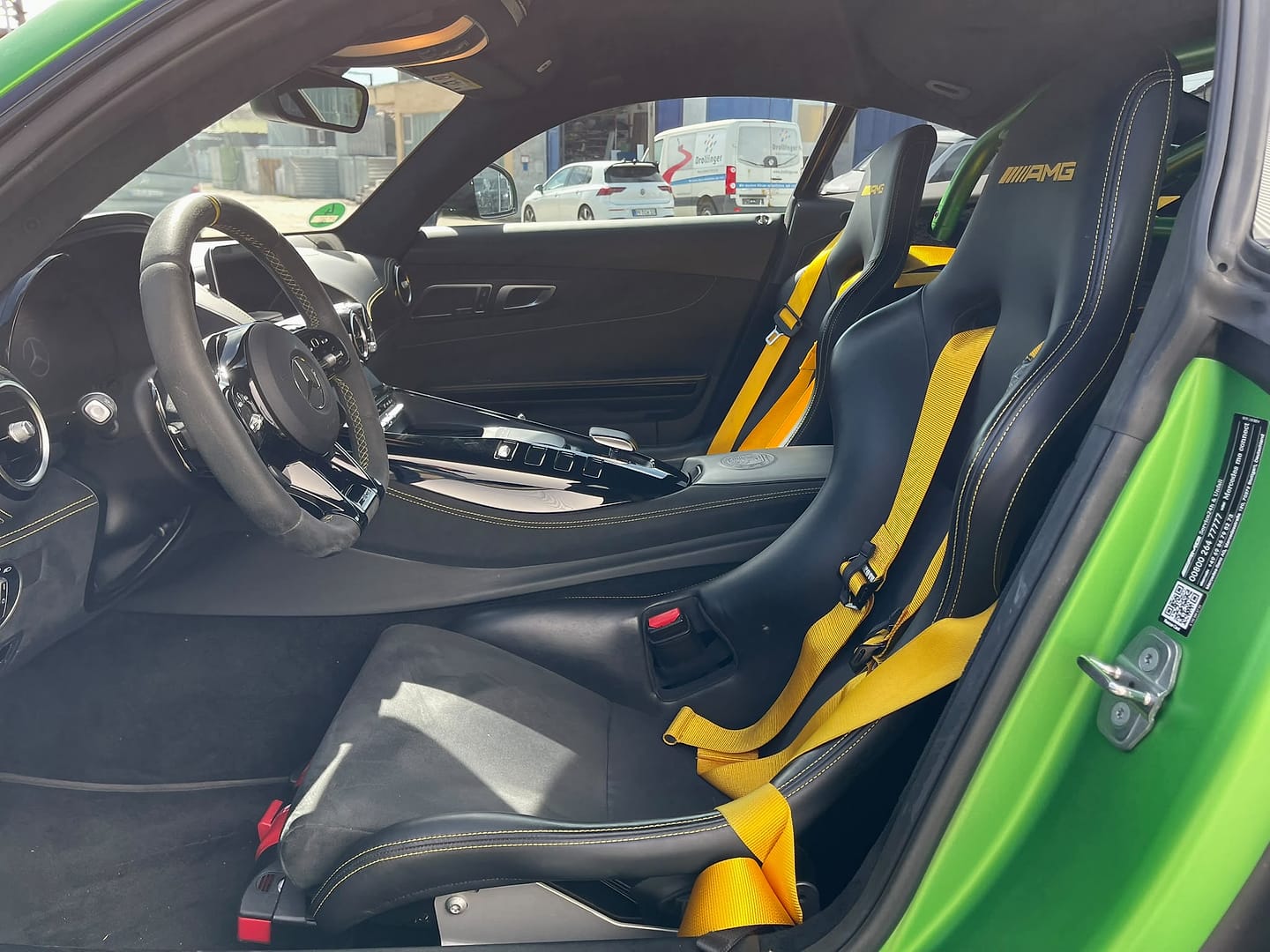 Mercedes-AMG GT R, Innenraum mit Sportsitzen und gelben Gurten