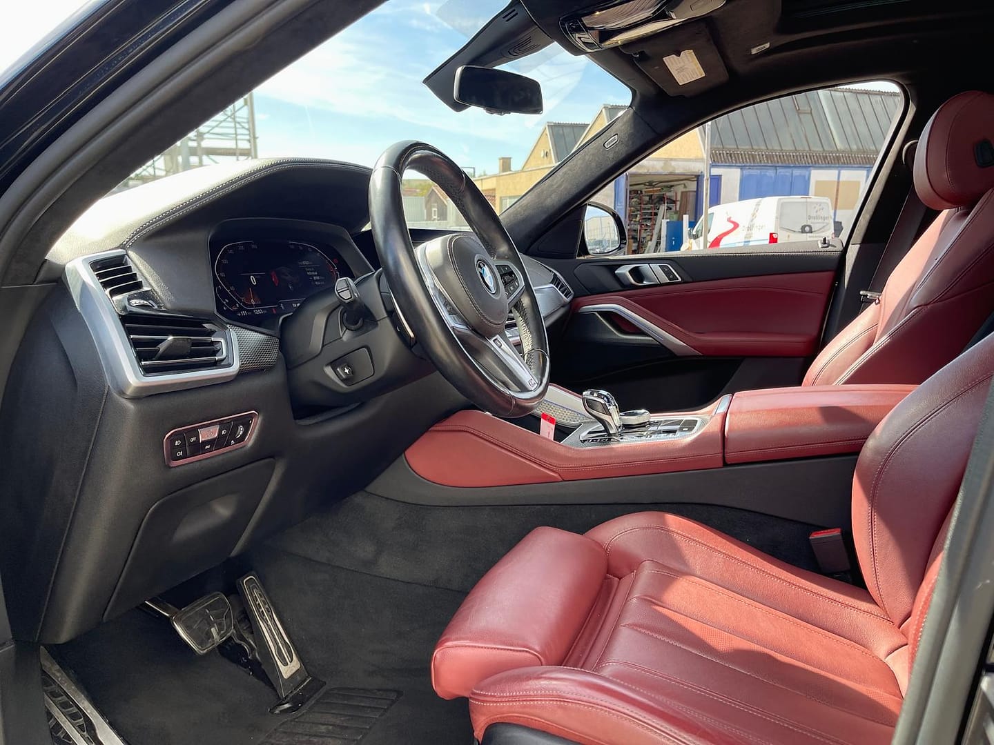 BMW X6, Innenraum vorn mit roten Ledersitzen