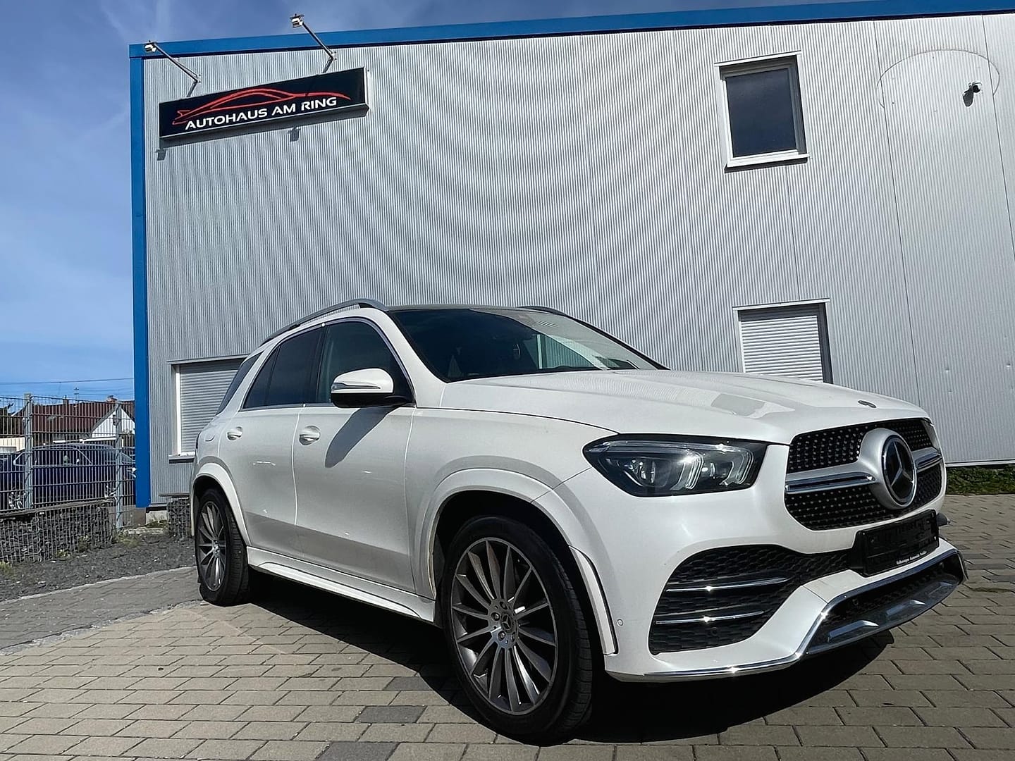 Mercedes-Benz GLE 300 d in Weiß, schräg von vorn, vor der Halle in Illingen