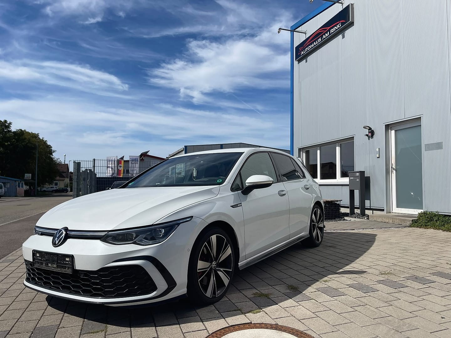 Volkswagen Golf GTD in Weiß, schräg von vorn, vor der Halle in Illingen