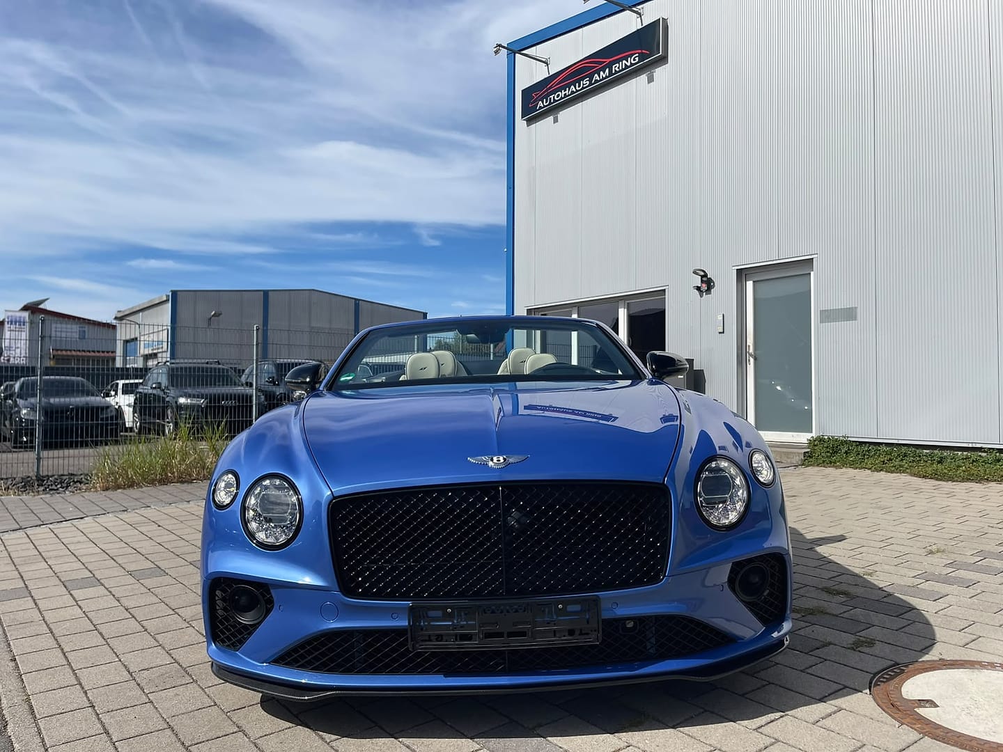 Bentley Continental GTC V8 S in Blau, schräg von vorn, vor der Halle in Illingen