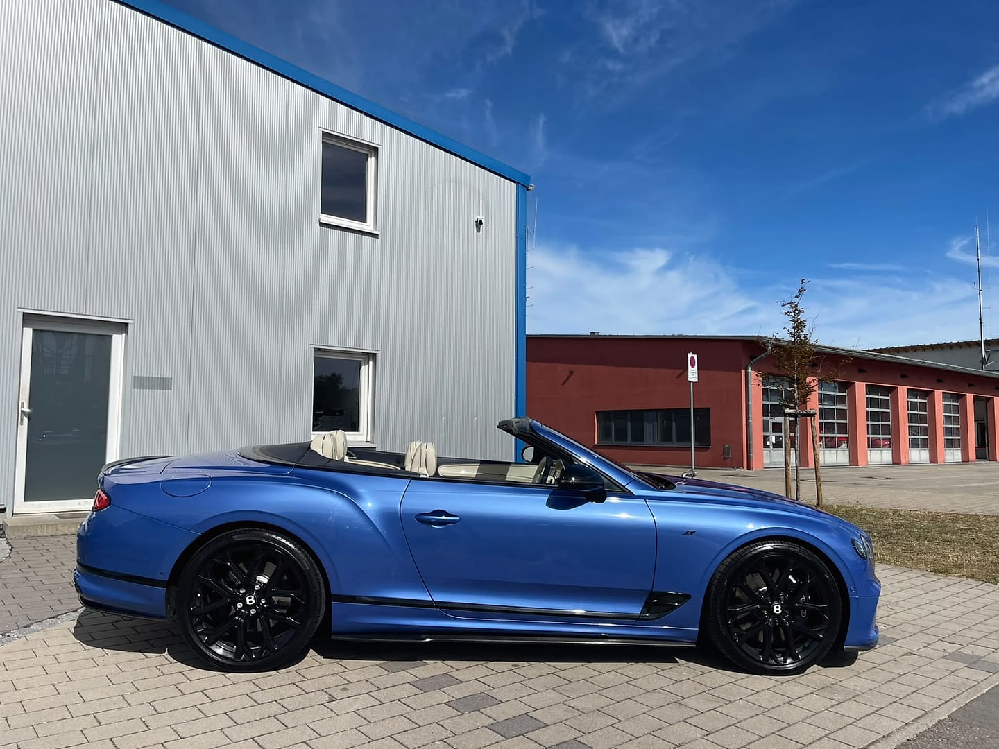 Bentley Continental GTC, Seitenansicht mit offenem Verdeck
