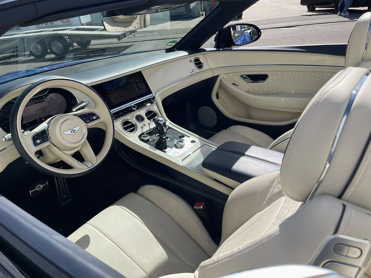 Bentley Continental GTC, Innenraum mit hellem Leder