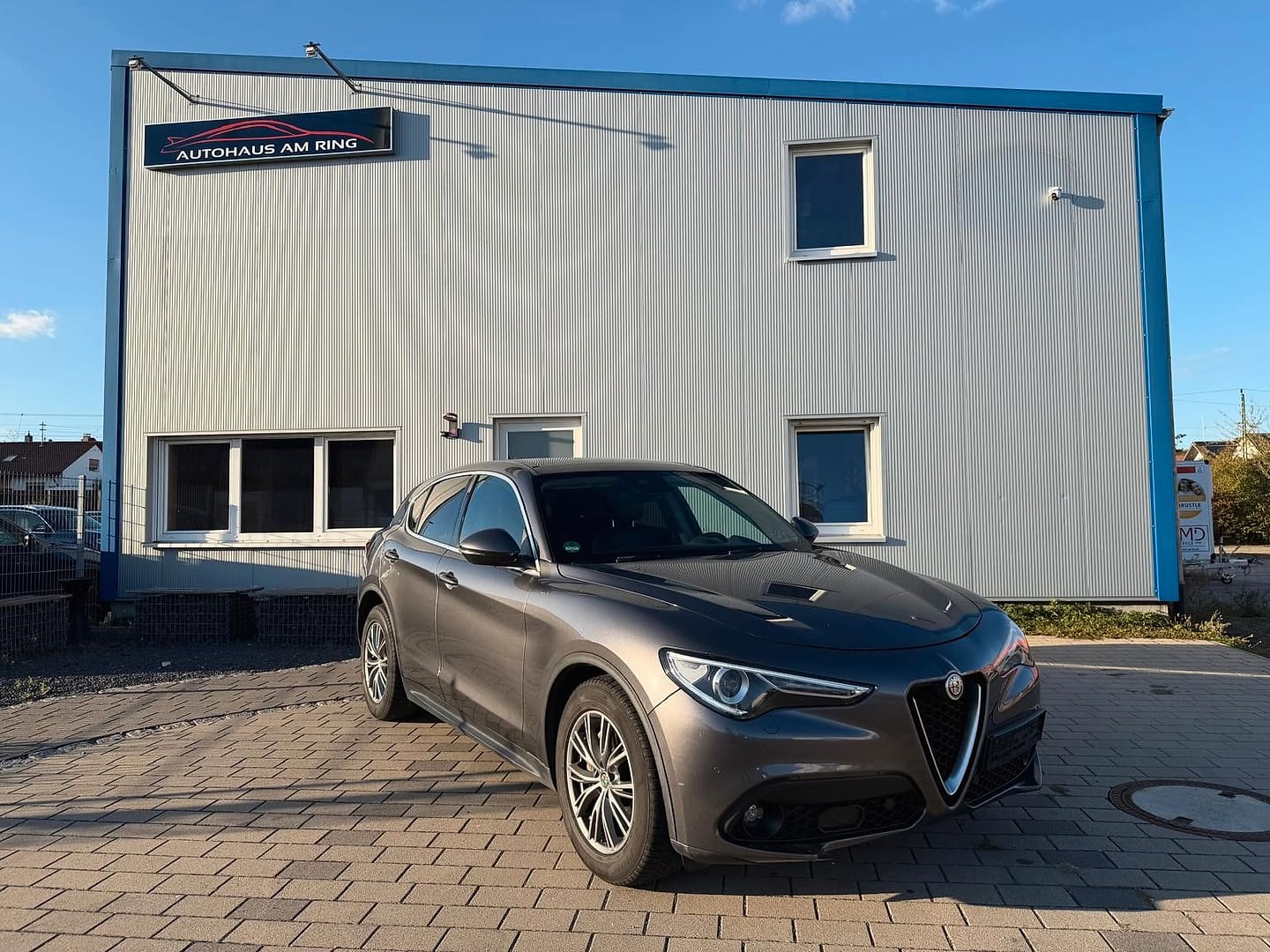Alfa Romeo Stelvio Super 2WD, schräg von vorn, vor der Halle in Illingen