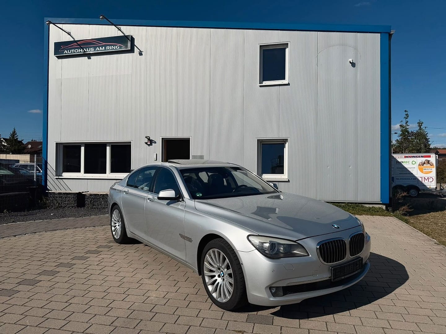 BMW 760i HUD-UP Schiebedach, schräg von vorn, vor der Halle in Illingen