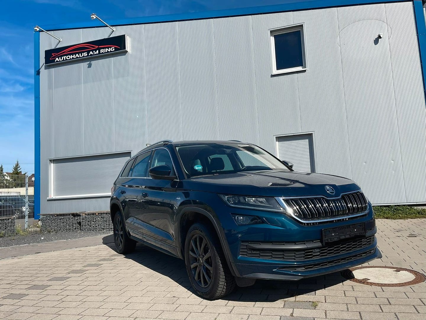Skoda Kodiaq L&K 4x4, schräg von vorn, vor der Halle in Illingen