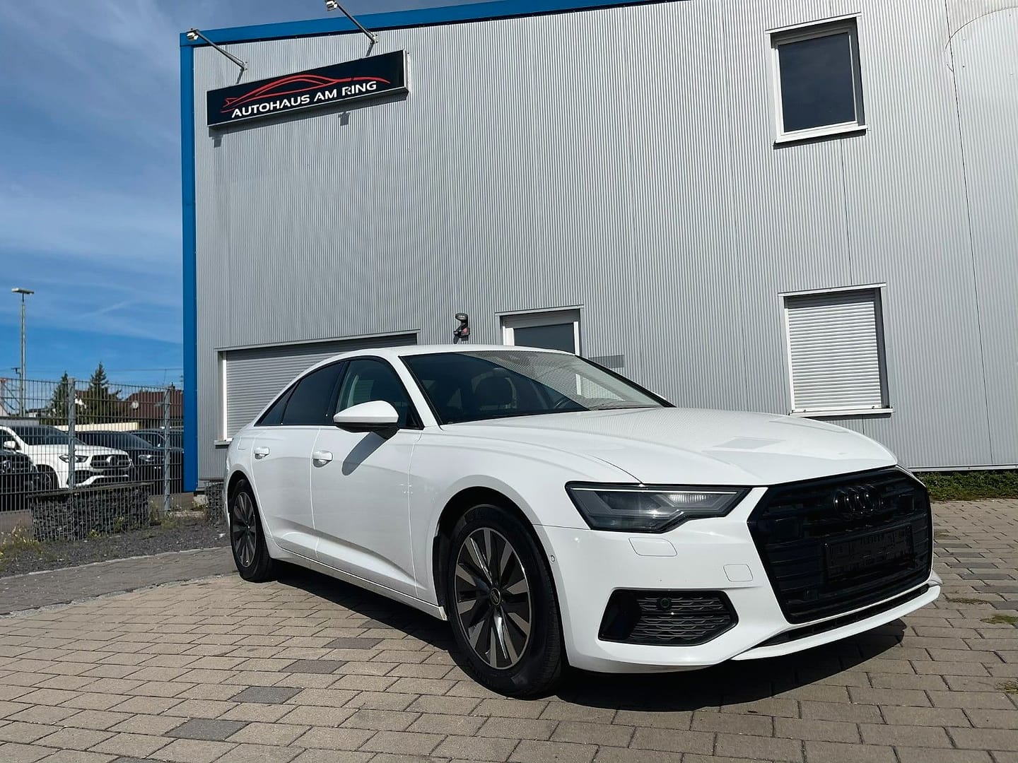 Audi A6 Lim. 40 TDI quattro basis, schräg von vorn, vor der Halle in Illingen