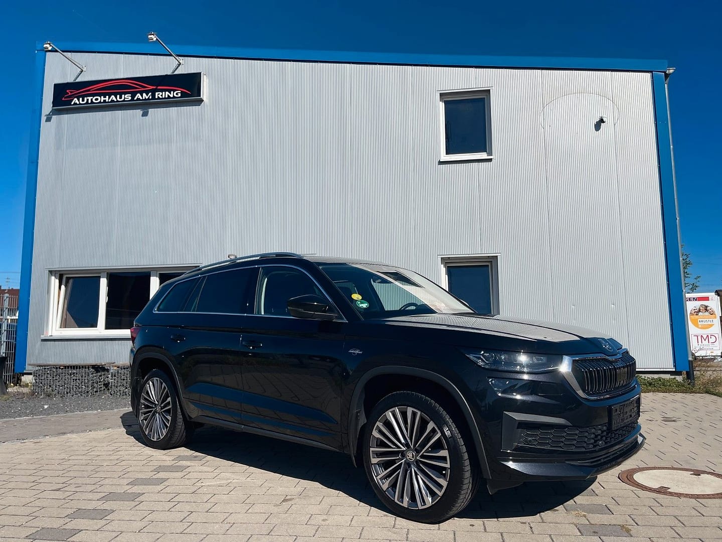 Skoda Kodiaq L&K 4x4 7 Sitzer, schräg von vorn, vor der Halle in Illingen