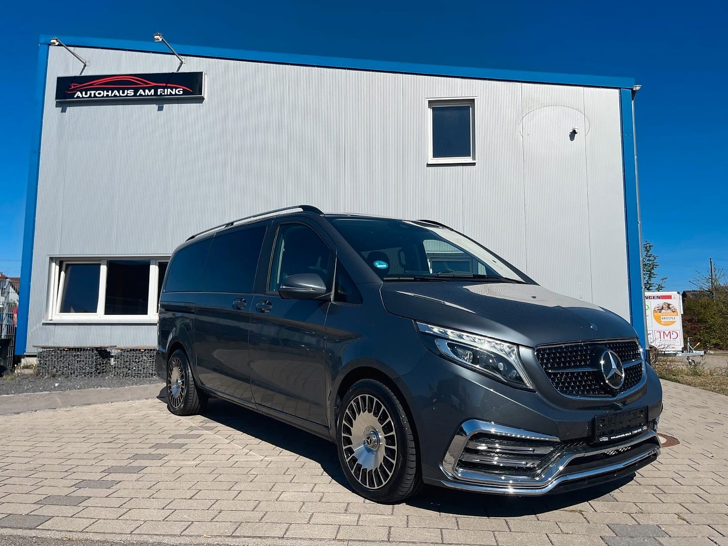 Mercedes-Benz V250 Avantgarde 4MATIC lang, schräg von vorn, vor der Halle in Illingen