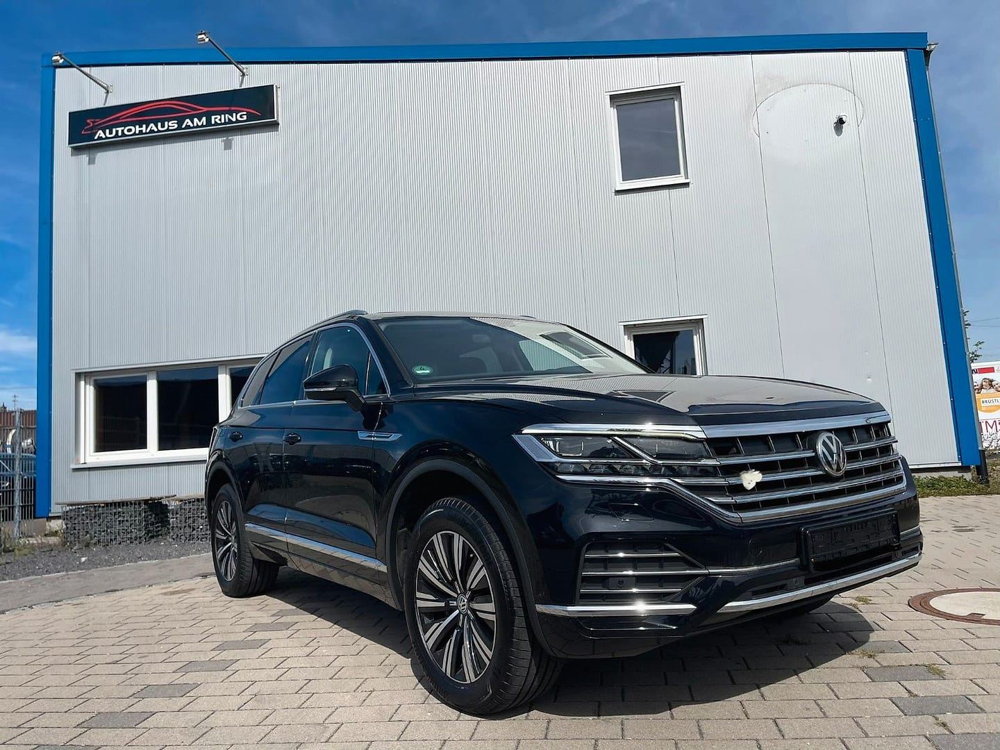 Volkswagen Touareg 3.0 V6 TDI 210kW 4MOT Tiptr. Elegance, schräg von vorn, vor der Halle in Illingen