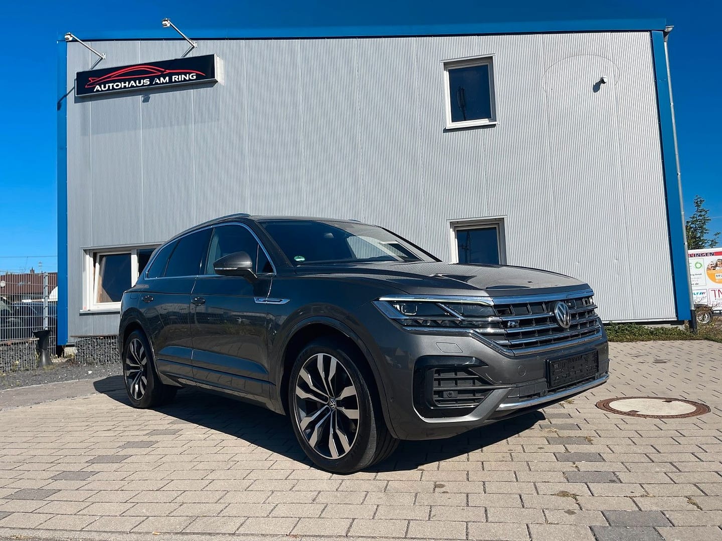Volkswagen Touareg R-Line 4MOTION, schräg von vorn, vor der Halle in Illingen