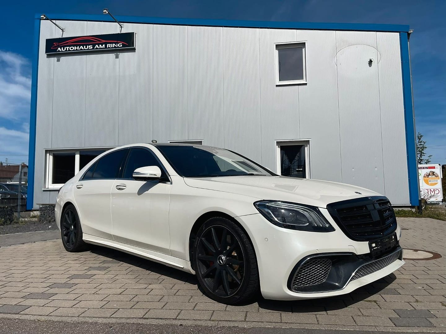 Mercedes-Benz S 500, schräg von vorn, vor der Halle in Illingen