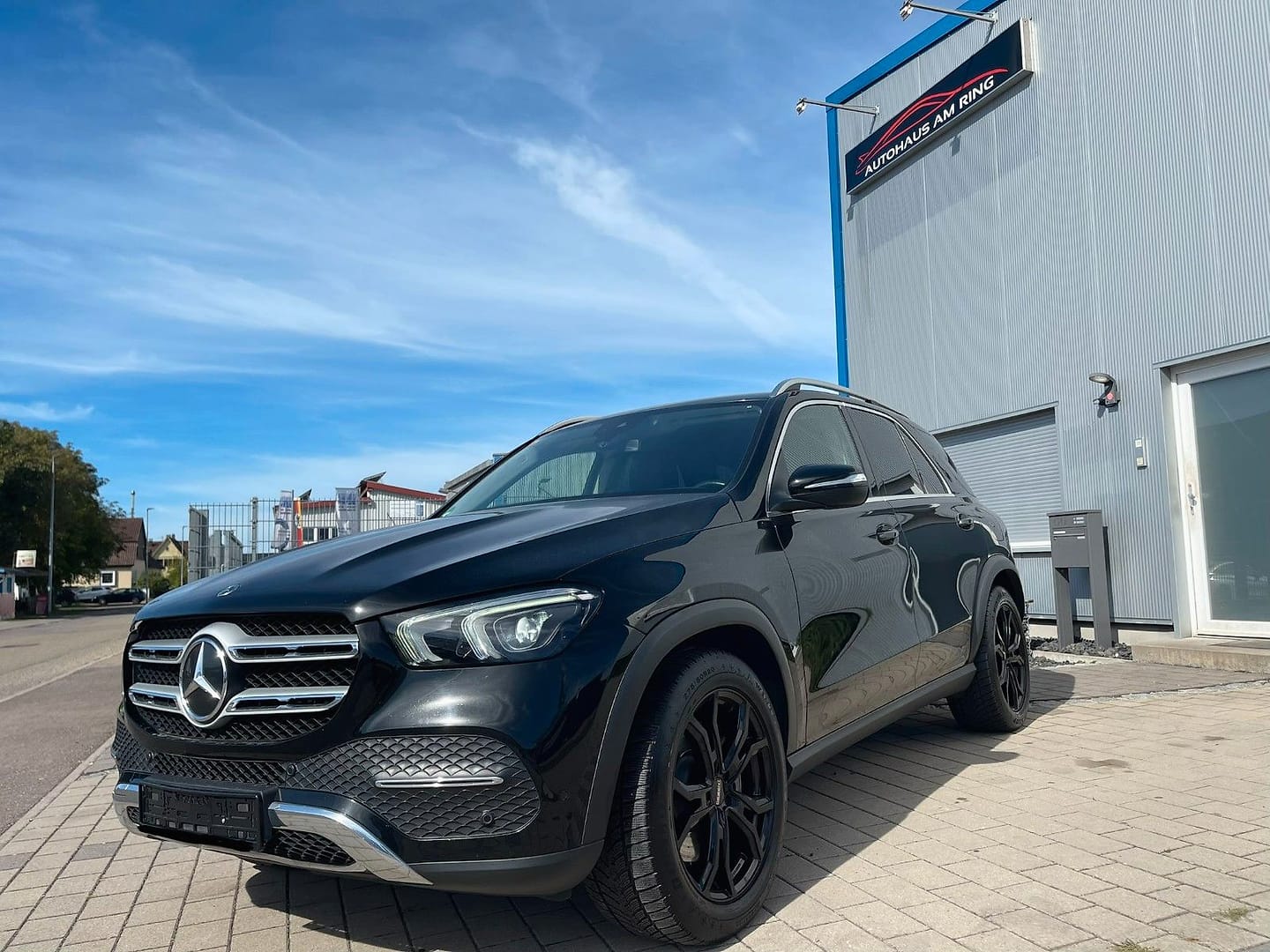 Mercedes-Benz GLE 350 de 4MATIC, schräg von vorn, vor der Halle in Illingen
