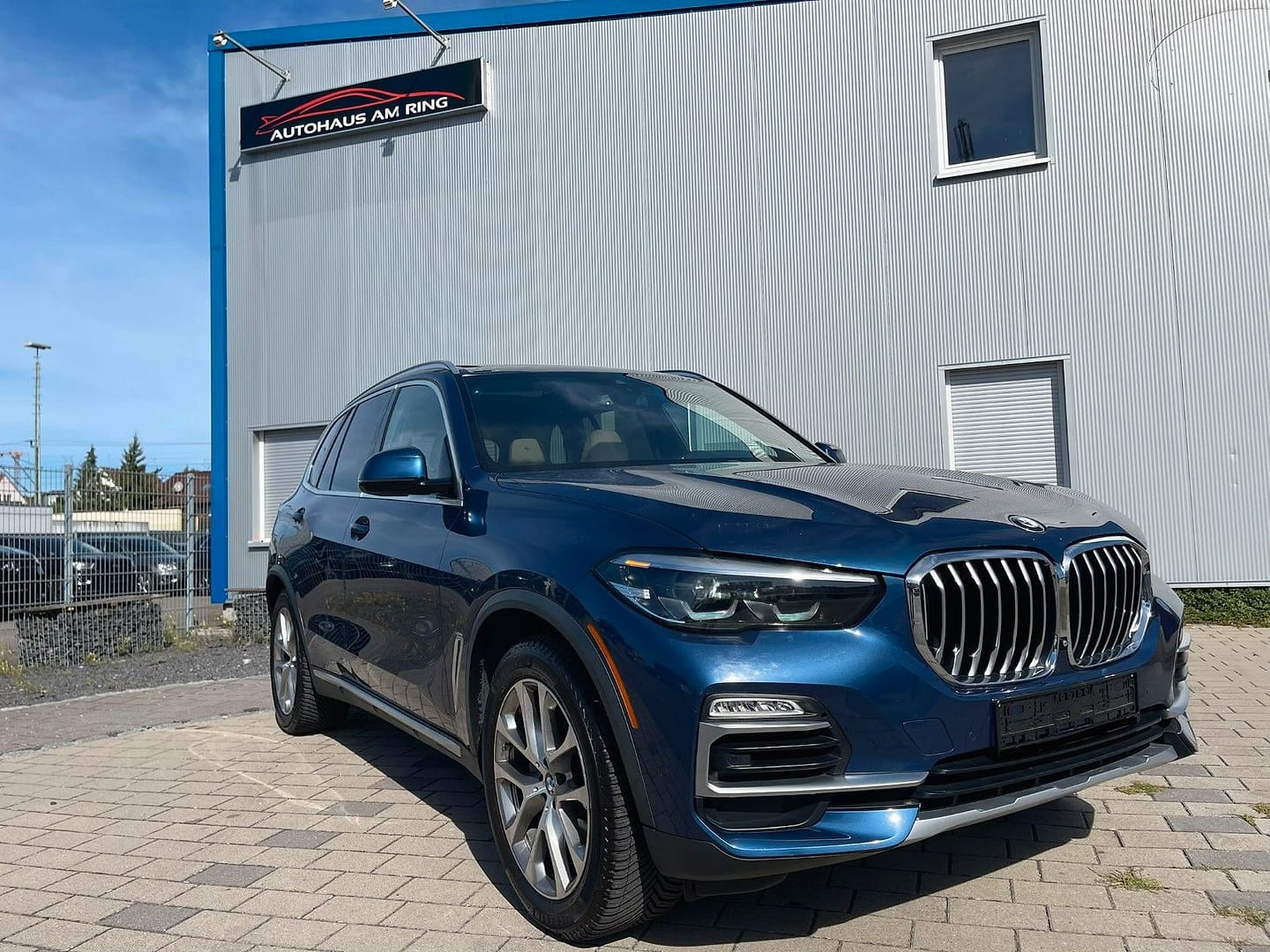 BMW X5 xDrive40i, schräg von vorn, vor der Halle in Illingen