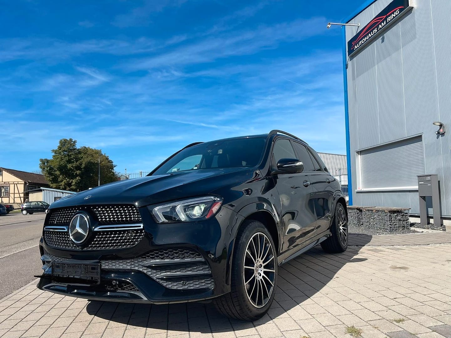 Mercedes-Benz GLE 350, schräg von vorn, vor der Halle in Illingen