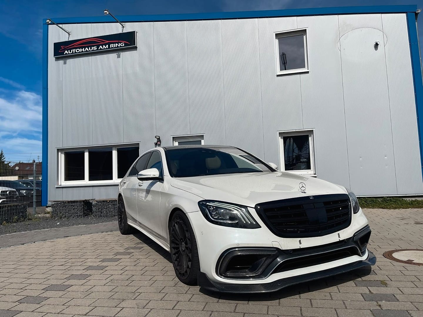 Mercedes-Benz S 560 4MATIC AMG, schräg von vorn, vor der Halle in Illingen