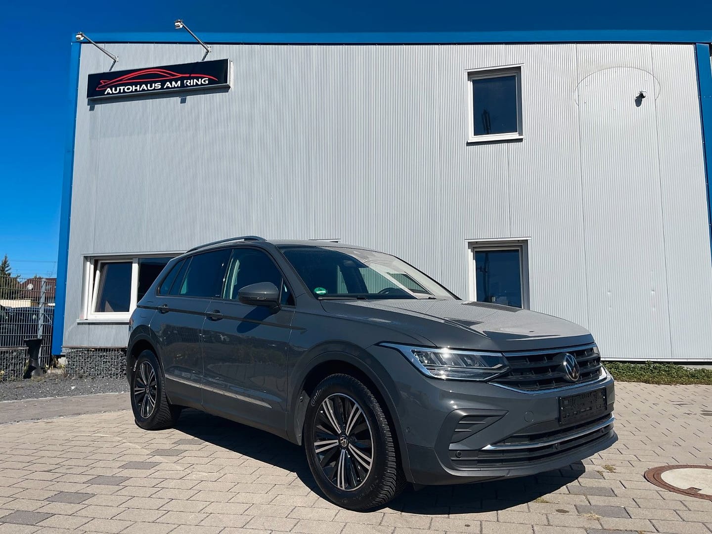 Volkswagen Tiguan Active, schräg von vorn, vor der Halle in Illingen