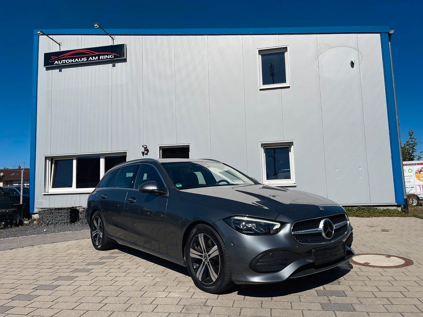 Mercedes-Benz C 200 d T-Modell, schräg von vorn, vor der Halle in Illingen
