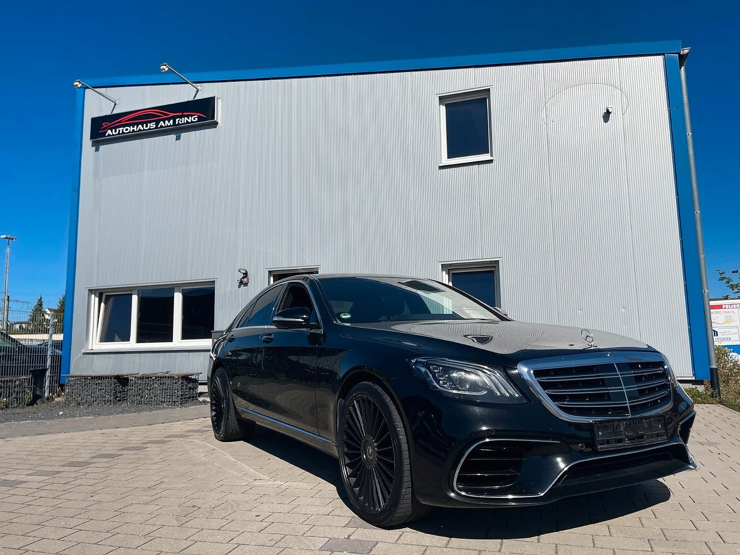 Mercedes-Benz S 350 d Limousine, schräg von vorn, vor der Halle in Illingen