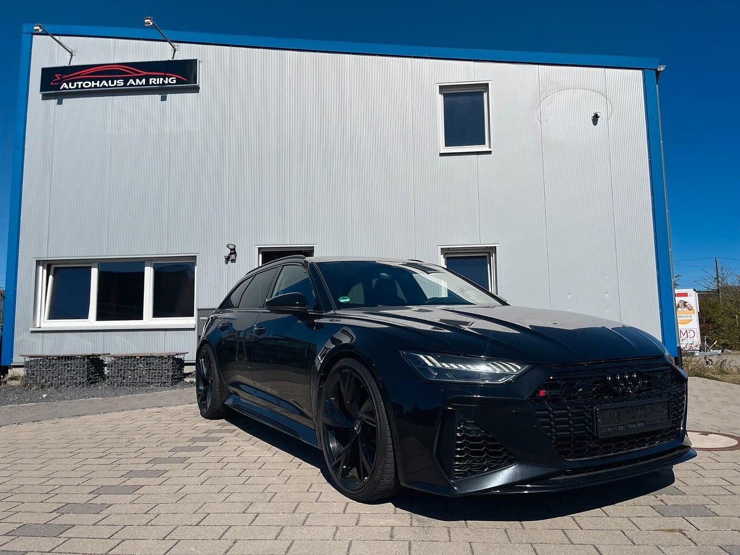 Audi RS6 4.0 TFSI quattro, schräg von vorn, vor der Halle in Illingen