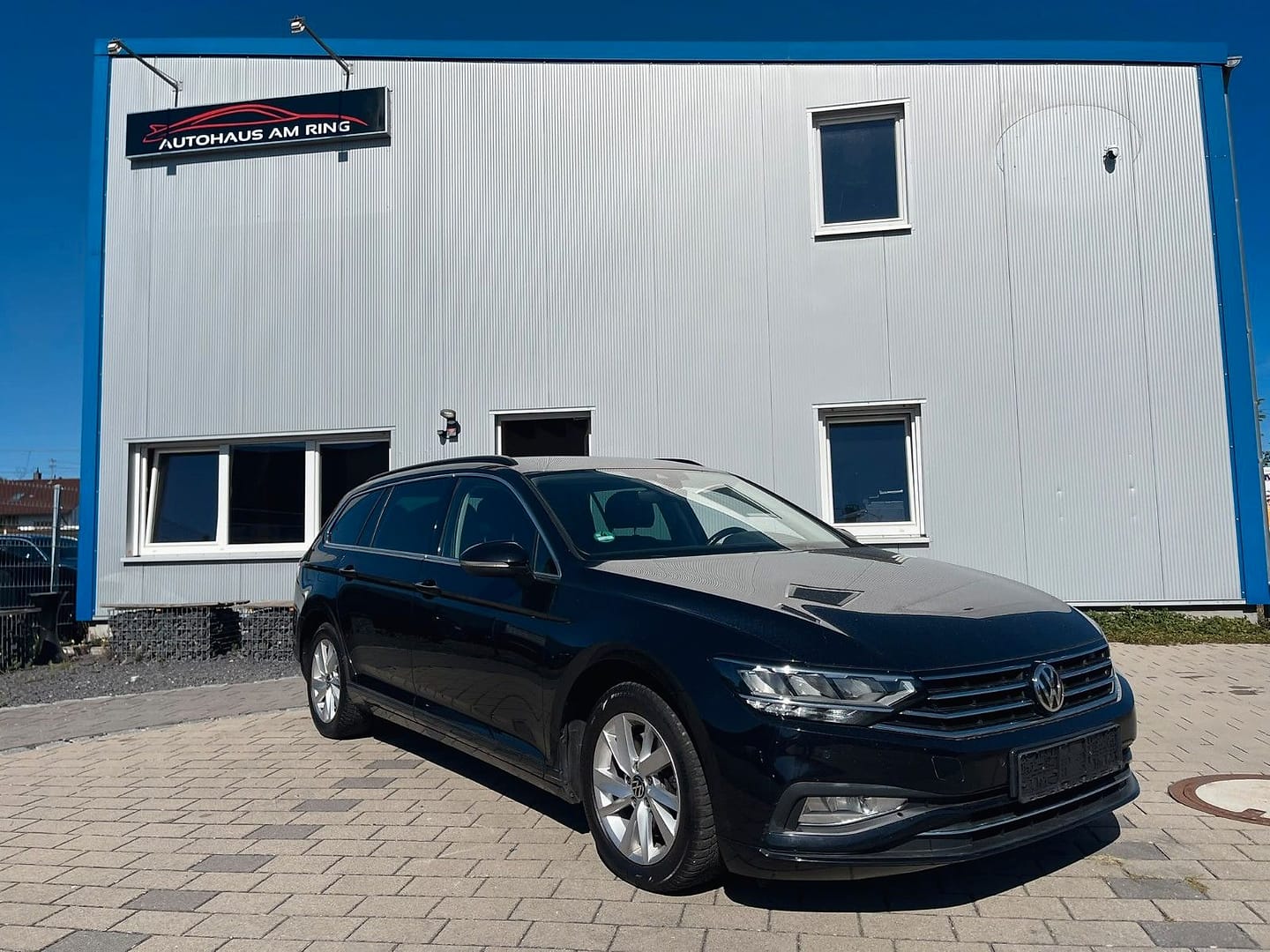 Volkswagen Passat Variant Business, schräg von vorn, vor der Halle in Illingen