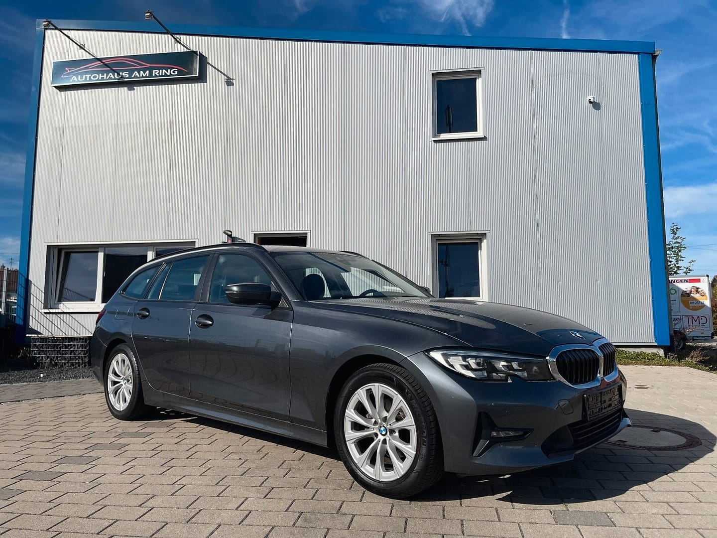 BMW 318 3 Touring 318 d Advantage, schräg von vorn, vor der Halle in Illingen
