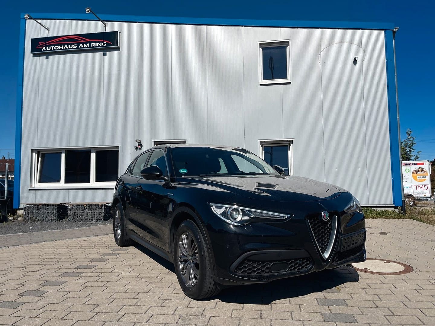 Alfa Romeo Stelvio 2.2 Diesel Super Q4, schräg von vorn, vor der Halle in Illingen