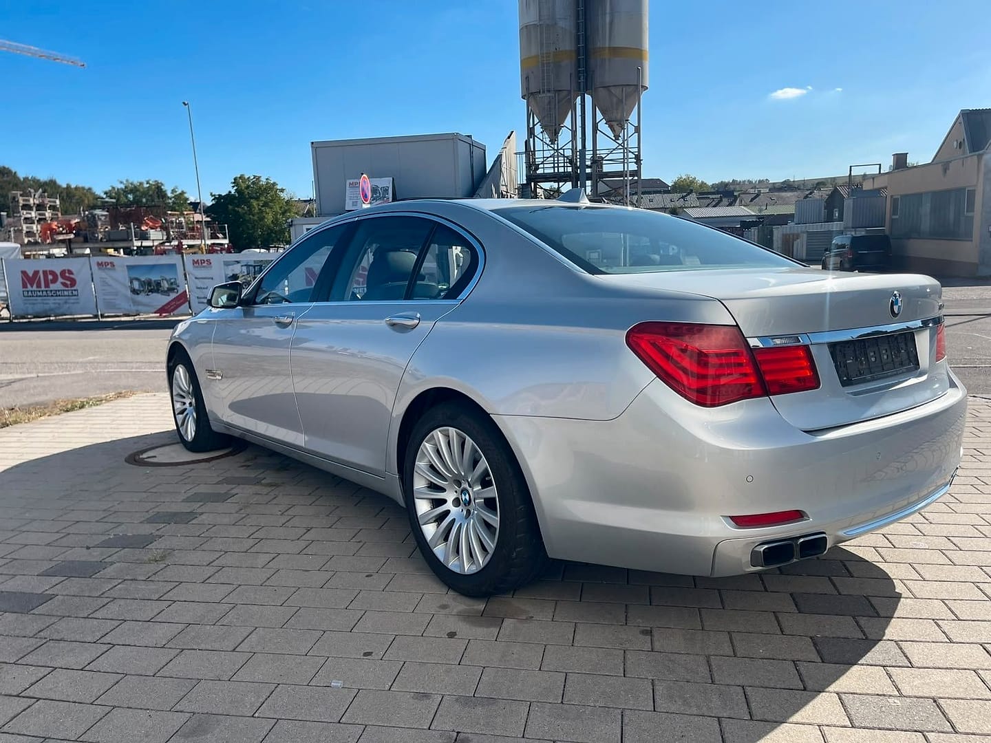 BMW 760i HUD-UP Schiebedach, schräg von hinten