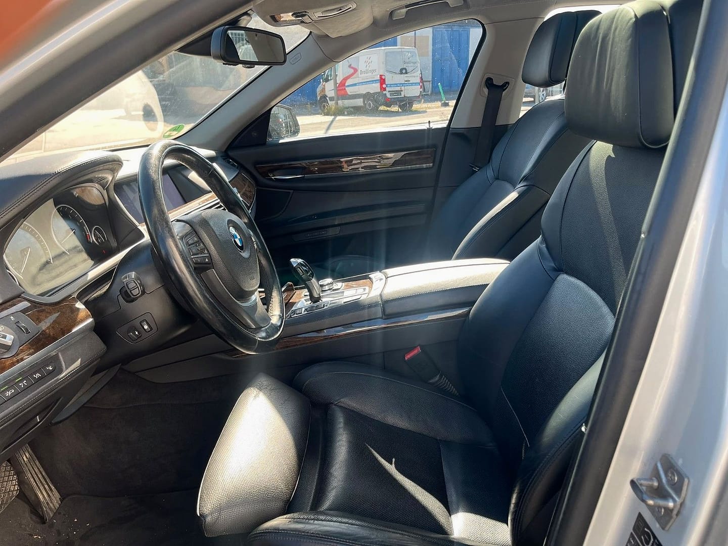 BMW 760i HUD-UP Schiebedach, Innenraum: Fahrersitz und Cockpit