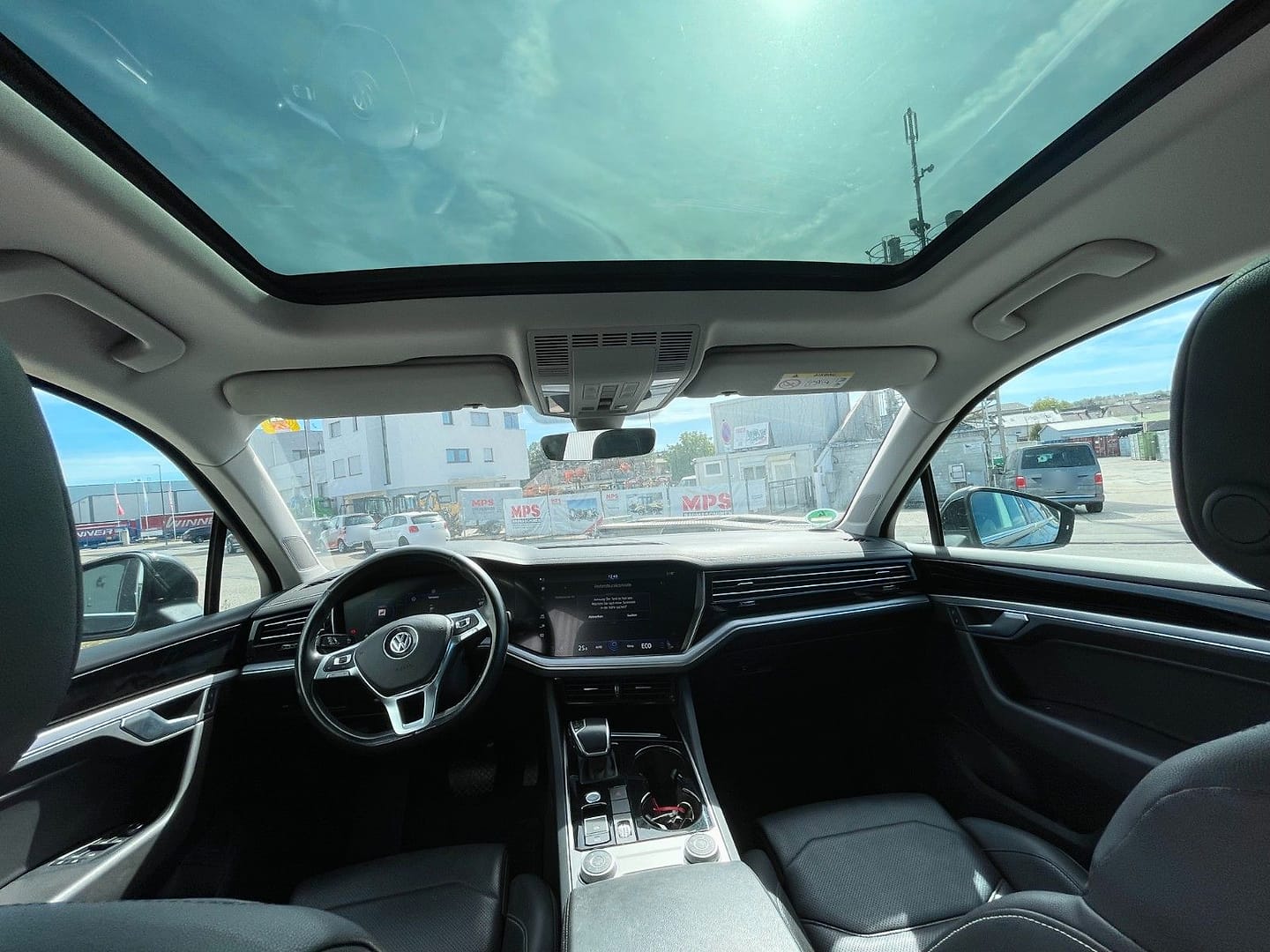 Volkswagen Touareg 3.0 V6 TDI 210kW 4MOT Tiptr. Elegance, Innenraum: Cockpit unter dem Panoramadach