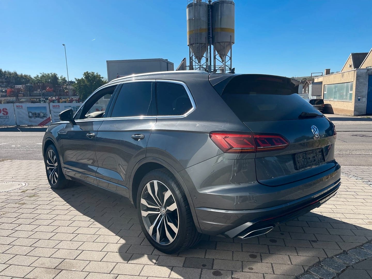 Volkswagen Touareg R-Line 4MOTION, schräg von hinten