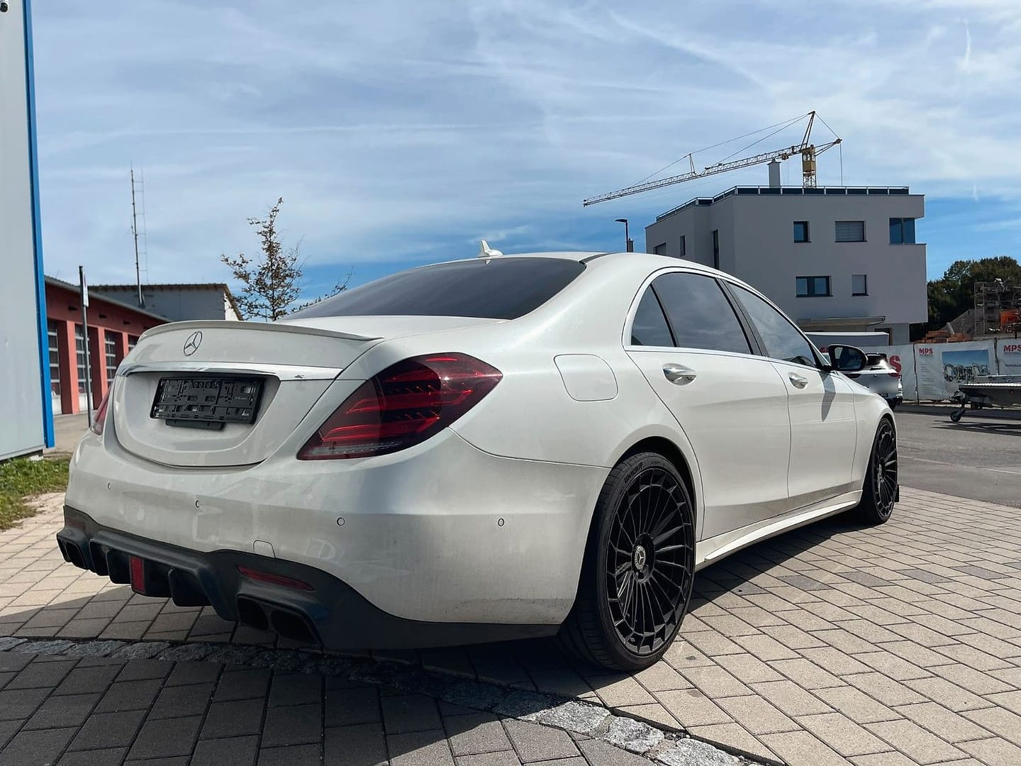 Mercedes-Benz S 560 4MATIC AMG, schräg von hinten