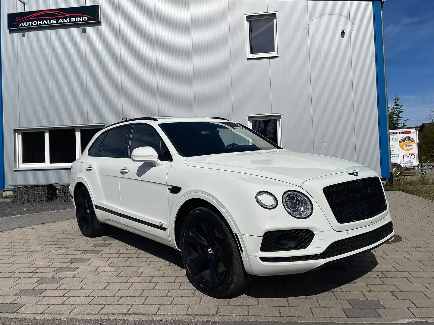 Bentley Bentayga W12 in Weiß, schräg von vorn