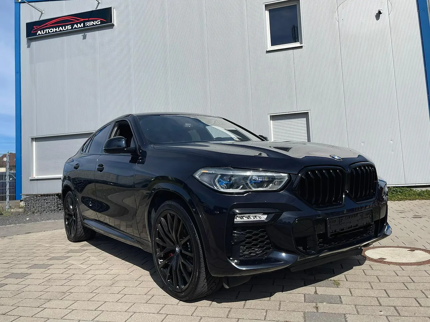 BMW X6 in Schwarz, schräg von vorn