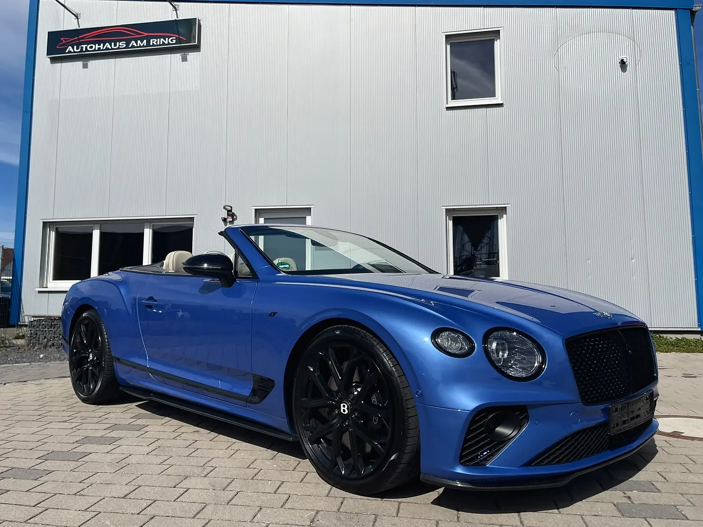 Bentley Continental GTC V8 S in Blau, schräg von vorn
