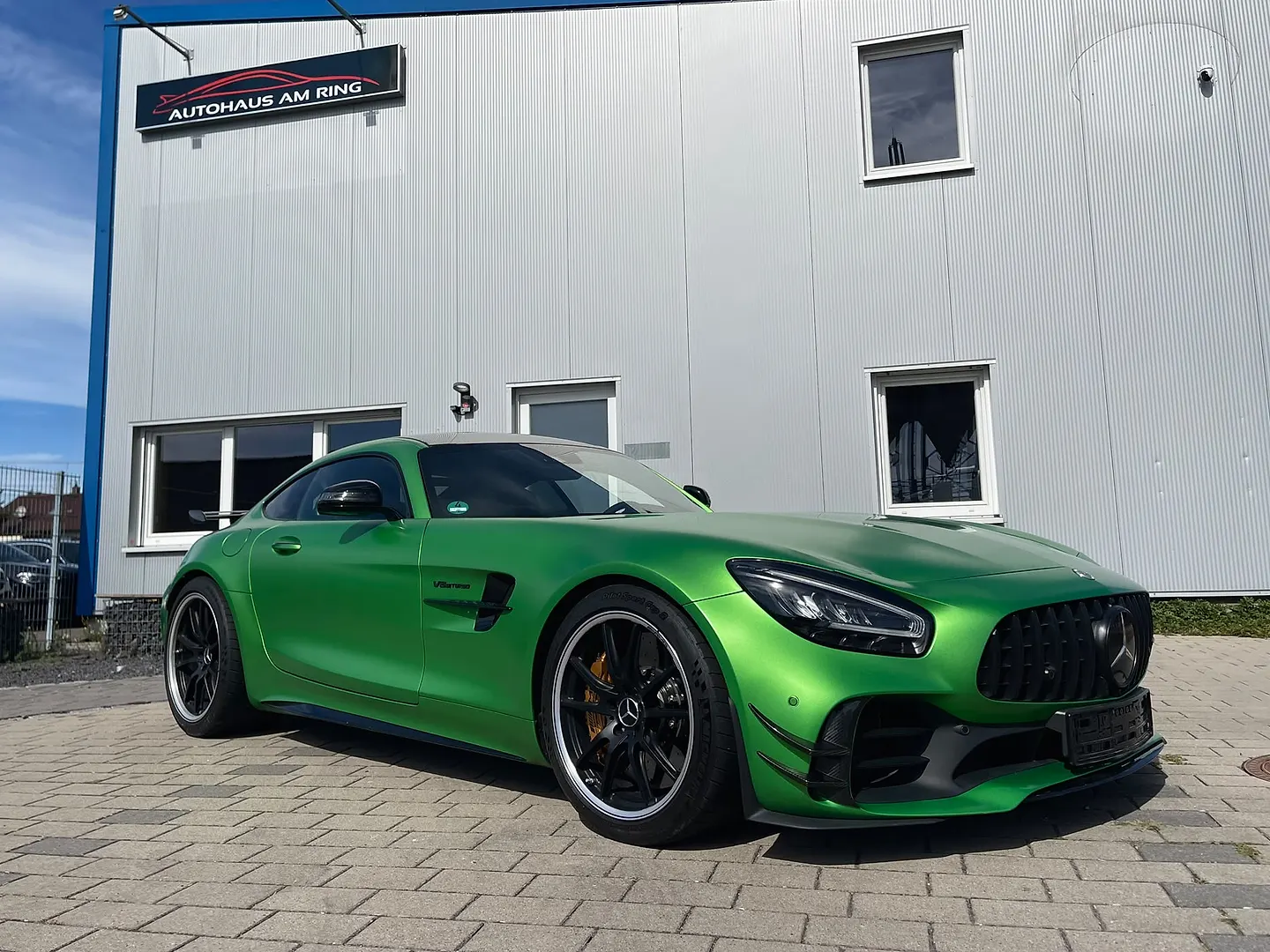 Mercedes-AMG GT R in Grün, schräg von vorn