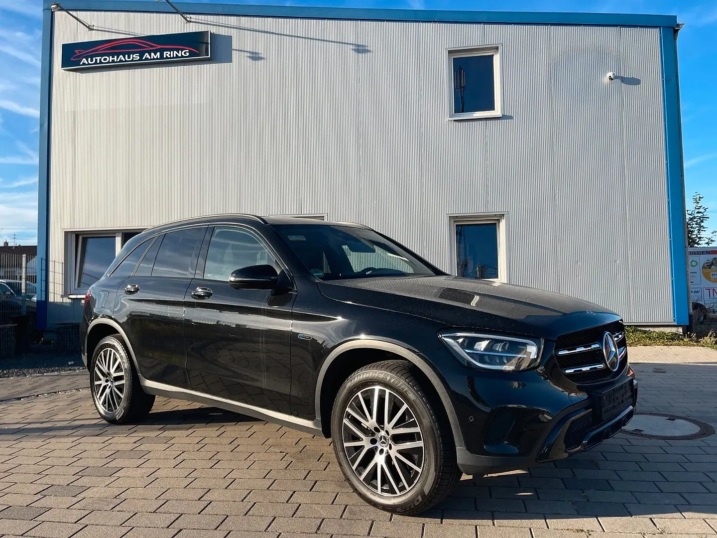 Mercedes-Benz GLC 300 e 4MATIC in Schwarz, schräg von vorn